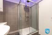 Geräumige Dusche - 