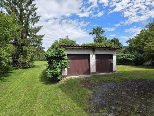 Doppelgarage im Garten - 6 Zimmer Mehrfamilienhaus, Wohnhaus in Rödental