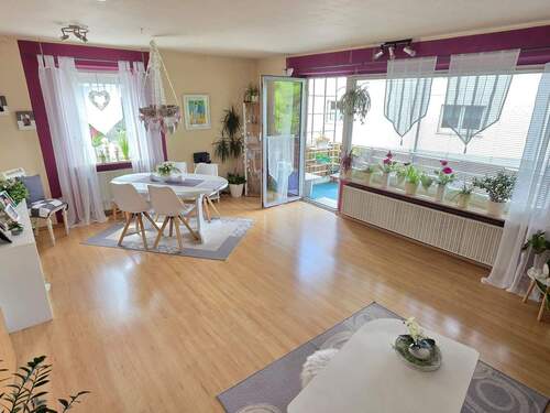 Wohnzimmer mit Balkon - 