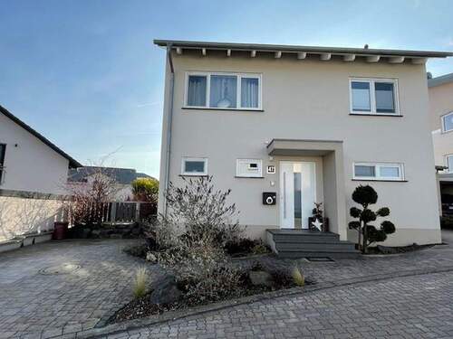 Hausansicht - Modernes Einfamilienhaus in Gau-Bischofsheim mit attraktiver Ausstattung