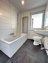 Bad mit Wanne, WC, Waschbecken und Fenster - 