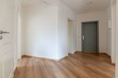 Wohnzimmer Blickrichtung Diele, Bad, Abstellraum und Wohnungseingang - 