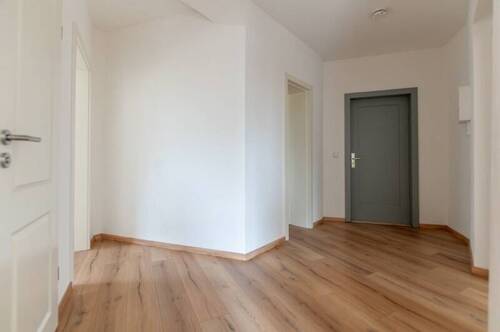 Wohnzimmer Blickrichtung Diele, Bad, Abstellraum und Wohnungseingang - 