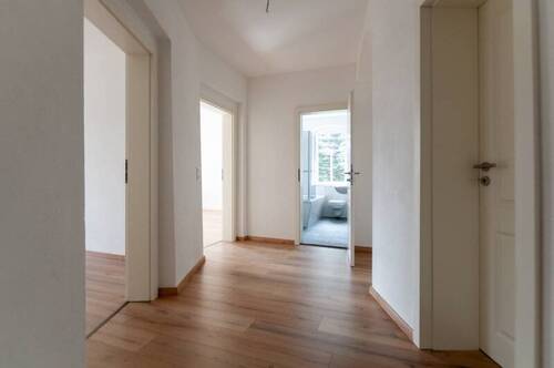 Wohnungstür Blickrichtung Diele, Schlafzimmer, Wohnzimmer, Bad und Abstellraum - 