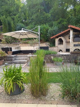 Lounge mit Pizzaofen - Wohnen im Grünen - Familienhaus mit großem Garten, Werkstatt & 4 Garagen