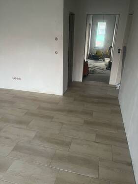 erste Räume mit Laminat versehen.JPG - 