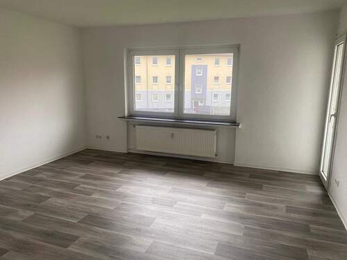 Wohnzimmer.jpeg - SOFORT FREI ! Schön aufgeteilt im 2. Obergeschoss mit Balkon und Tageslichtbad