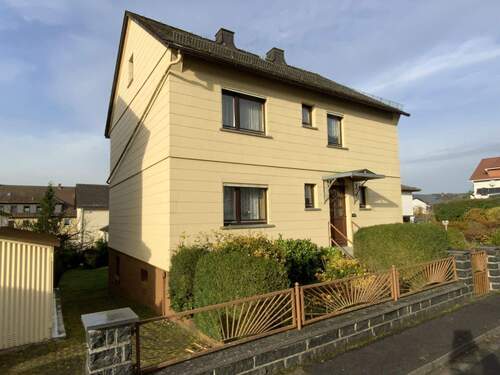 Straßenansicht I - 4 Zimmer Mehrfamilienhaus, Wohnhaus zum Kaufen in Bischoffen