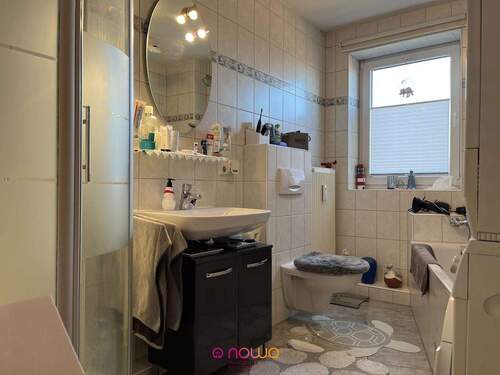 Das Vollbad! Dusche, Wanne und Fenster - 