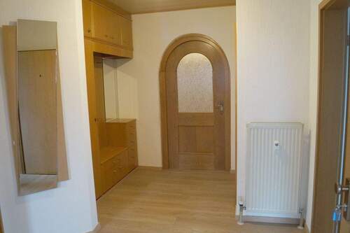 ... betreten Sie eine großzügig bemessene Diele .. - Etagenwohnung mit 122,00 m&sup2; in Seubersdorf in der Oberpfalz zur Miete