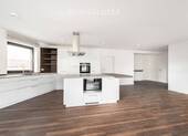 Wohnung im 1. OG - 1 Zimmer Mehrfamilienhaus, Wohnhaus in Neusäß