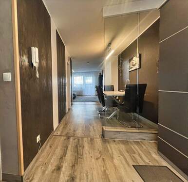 Flur - Renovierte 3,5-Zimmer-Wohnung mit Balkon, Aufzug & Tiefgarage in Nürtingen