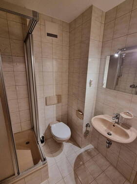 Kleines Bad mit Dusche/WC - 