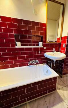 Badezimmer mit Badewanne - 