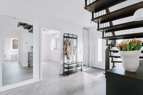 Großzügiger Eingangsbereich - 5 Zimmer Einfamilienhaus in Salzhausen / Oelstorf