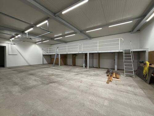neue Halle - Gewerbefläche mit zwei Hallen, Büro und großem Grundstück - ideal für Kfz, Handwerk, Lager & Service