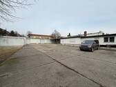 Blick auf Bürogebäude/Carport - Grundstück zum Kaufen in Leipzig