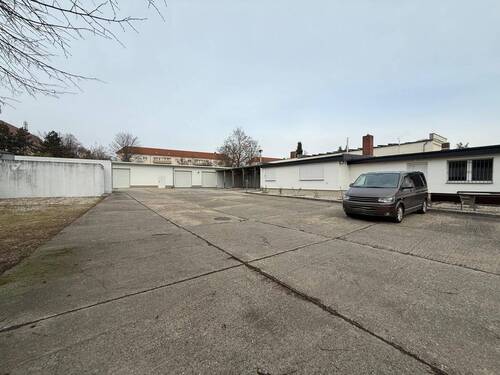 Blick auf Bürogebäude/Carport - Grundstück zum Kaufen in Leipzig