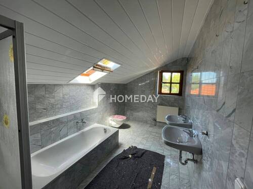 OG Badezimmer - Einfamilienhaus mit 195,00 m&sup2; in Kröning zum Kaufen