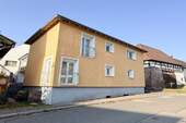 Hausansicht - Modernes Wohnen im Zweifamilienhaus mit Nebengebäude - im historischen Ortskern von Ettlingenweier