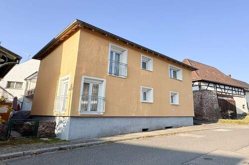 Hausansicht - Modernes Wohnen im Zweifamilienhaus mit Nebengebäude - im historischen Ortskern von Ettlingenweier