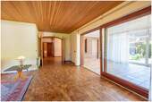 Wohnzimmer mit anliegendem Wintergarten - 