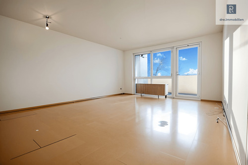 Wohn-/Esszimmer: Blick auf den Balkon - 2 Zimmer Etagenwohnung zum Kaufen in Bergisch Gladbach