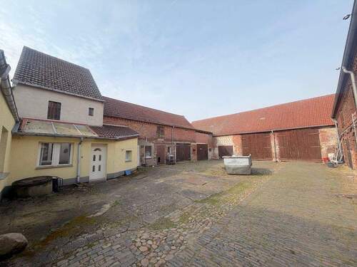 Hof - Einfamilienhaus mit 207,00 m&sup2; in Ziesar zum Kaufen