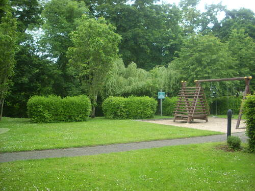 Großzügige Gartenanlage mit Spielplatz - 