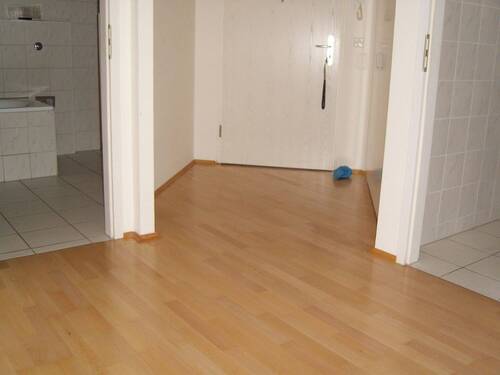 Eingangsbereich, links Bad, rechts Gäste-WC - 3 Zimmer Etagenwohnung in Leipzig