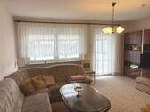 Wohnzimmer mit Ausgang zum Balkon - 