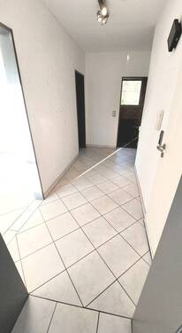 Wohnungseingang - 3 Zimmer Etagenwohnung zum Kaufen in Lohmar