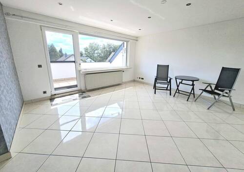 Wohnzimmer mit Loggia - 3 Zimmer Etagenwohnung in Lohmar