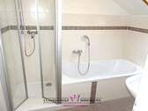 Bad mit Dusche und Wanne im Obergeschoss - 