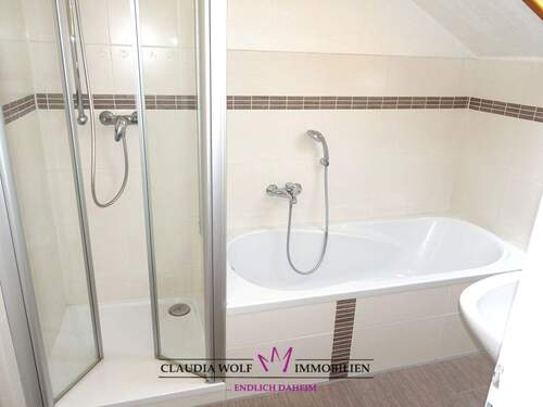 Bad mit Dusche und Wanne im Obergeschoss - 