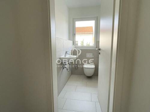 Gleich zu Ihrer Rechten finden Sie die Gästetoilette - Etagenwohnung mit 85,00 m&sup2; in Berching zur Miete