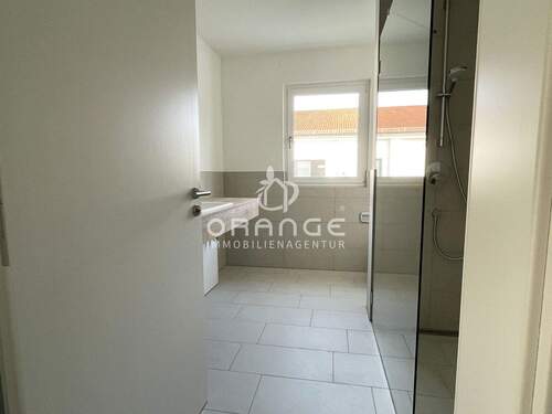 Im Anschluss dann das geräumige Badezimmer... - 