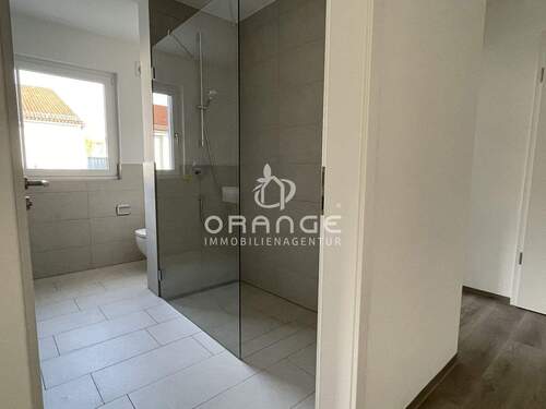 ...und ebener Flachdusche - 