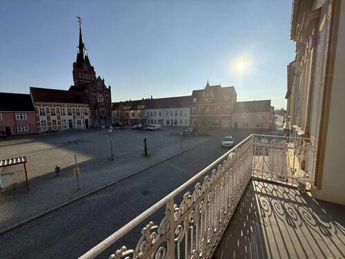 Aussicht Balkon auf Marktplatz - 1 Zimmer Mehrfamilienhaus, Wohnhaus in Golßen