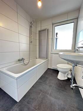 Bad mit Wanne, WC, Waschbecken und Fenster - 
