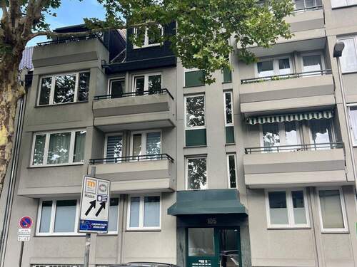 Hausansicht - Helle, großzügig geschnittene 3 Zimmer City-Wohnung mit zwei Balkonen