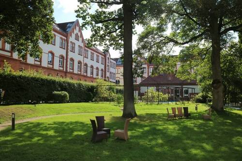 Ansicht - Bürofläche mit Pool und Garten - 8.125,00 EUR Kaltmiete,