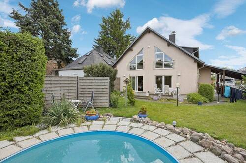Poolansicht - 9 Zimmer Einfamilienhaus zum Kaufen in Berlin