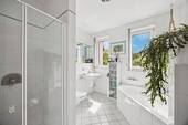 Badezimmer im Erdgeschoss im Haupthaus - 9 Zimmer Einfamilienhaus in Berlin
