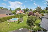 Gartenansicht mit Pool - 