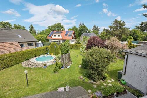 Gartenansicht mit Pool - 