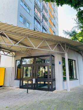 Ansicht Ein- und Ausgansbereich von außen - 