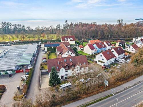 Haus aus der Vogelperspektive mit Umgebungsbebauung - 2 Zimmer Etagenwohnung zum Kaufen in Friedrichshafen