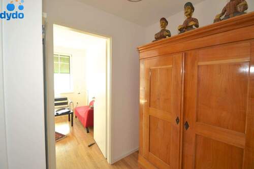 Blick vom Flur aus ins WZ - 