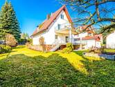 Hausansicht - Investieren in die Zukunft: Einfamilienhaus mit Potenzial und weiterem Bauplatz in Unterföhring